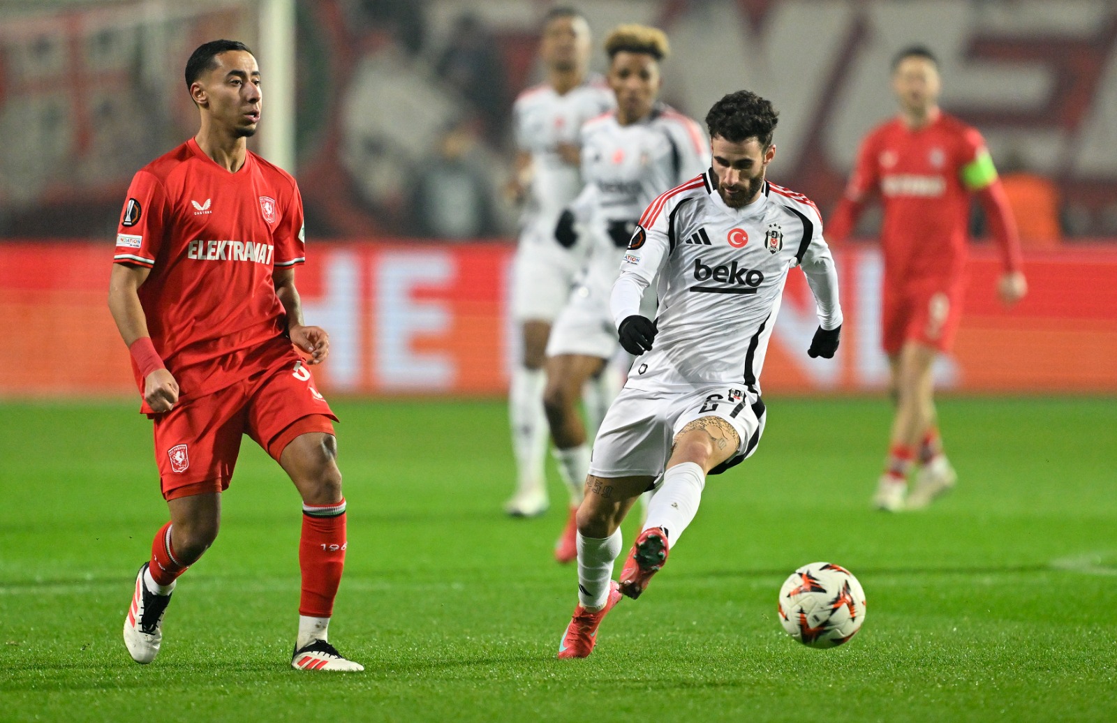 Cem Dizdar: Bir şeyler yapılmalıydı Ola Gunnar Solskjaer ikinci devre de... Peş peşe değişiklikler geldi ancak Immobile, Rafa Silva, Ernest Muçi yerine giren Semih, Salih, Joao Mario şimdiye kadar maçlara belirgin bir etki koyamamışlardı ki bu maça koysunlardı! Yani beklenti birilerinin bir şey yapmasıydı ama kimse hiçbir şey yapamıyordu. Kaç sezondur sık sık idari ve teknik hattını değiştiren, tutarlı politikalar tasarlayıp onları hayata geçiremeyen Beşiktaş’tan bundan daha fazlasını beklemek hayalcilik olurdu. Yani o gösterişli Athletic Bilbao maçı özel bir örnek olarak tarihin sayfalarında yerini almış oldu. (Fanatik)