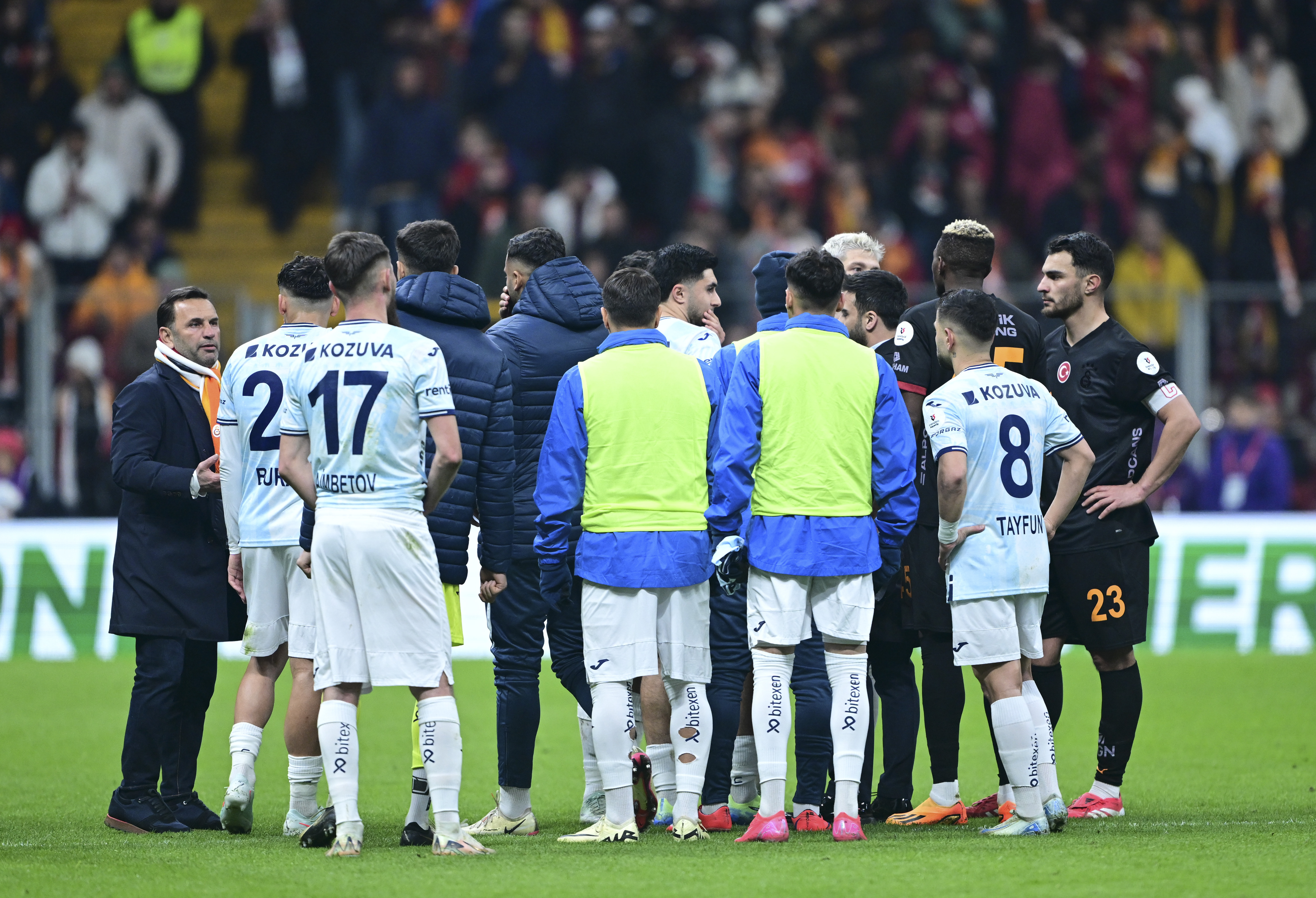 Maçın 11. dakikasında Galatasaray'ın kazandığı penaltı atışına tepki gösteren Adana Demirspor, 30. dakikada kenardan gelen talimat sonrası sahadan çekildi. Spor yazarlarından gelen ilk tepkiler...