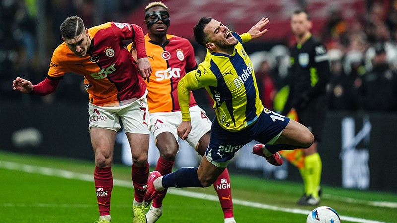 Uğur Meleke - Hürriyet: Belki iki teknik direktör ve futbolcuların önemli çoğunluğu beraberliğe razı gözüktüler ama birkaç adamı ayırabiliriz ekstra çabalarıyla. Fenerbahçe’de 3-4-1-2’ye dönüş sonrası oyunun kalbi haline dönüşen Dzeko, dün yine yorulana kadar takımının iyisiydi. Geriden gelen serseri topları indirerek zaman zaman olgun akına dönüştürdü. Bir pozisyonda iki kez pres yapıp, Fred’e şut fırsatı yarattı. Fenerbahçe’nin neredeyse tüm akınlarının sol kanattan geliştiğinin altını çizmek gerek. Sol stoper Yusuf, sol kanat bek Kostic ve o bölgeye yaklaşan Dzeko’ydu bunun sebebi. Oyuna girdikten sonra Djiku’nun kornerlerde bir etkinliği olduğunu da ekleyebiliriz. Galatasaray’daysa maçın defansta-ofansta yıldızı Lemina idi. Premier Lig’de Bowen’la yaşadığı soruna kadar tüm maçlarda düzenli oynayan Lemina çok hazır, çok güçlü ve çok istekli. Dün birçok pozisyonda Dzeko bağlantısını kesen oydu.