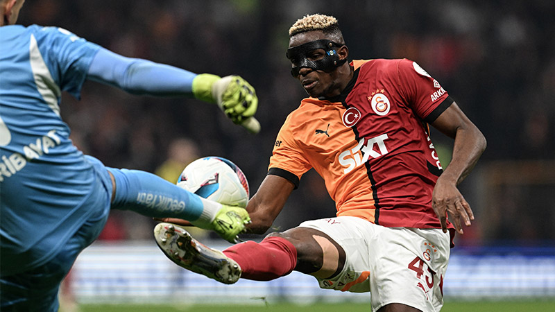 Ömer Üründül - Sabah: Büyük kariyerine rağmen Mourinho kadar yaptığı yanlışta ısrar eden bir teknik adam görmedim. Defalarca vurguladım, bilhassa zorluk derecesi yüksek maçlarda çift santrforun biri 39 yaşında, onların arkasında fizik gücü çok yetersiz Tadic oynarsa başarılı sonuç sadece tesadüflere bağlıdır. Ve bu Tadic 90 dakika sahada kaldı. G.Saray bu neticeyle ligde çok büyük bir avantaj elde etti. Büyük tecrübesiyle tansiyonu çok iyi düşüren ve sahada bir hakem otoritesi olduğunu hissettiren Vincic'i de kutlamak lazım.