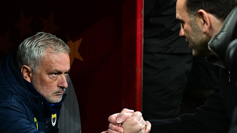 The Sun: Fenerbahçe Teknik Direktörü Jose Mourinho, derbi sonrası ırkçı ifadelerle suçlanıyor | Galatasaray, 62 yaşındaki Portekizli teknik direktörün, İstanbul'a transferinden bu yana "Türk halkına karşı düzenli olarak aşağılayıcı ifadeler kullandığını" iddia ederek karşılık verdi. Kulüp, Portekizli teknik direktörün "çizgiyi aştığını" ifade ederek suç duyurusunda bulunacaklarını açıkladı. Yapılan açıklamada, "Fenerbahçe Teknik Direktörü Jose Mourinho, Türkiye'ye geldiğinden beri sürekli olarak Türk insanını aşağılayıcı ifadeler kullanıyor” ifadelerine yer verildi.