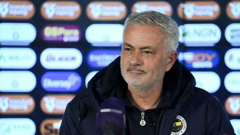 Mourinho'nun maç sonu açıklamaları, şu şekilde: "Büyük bir maçtı, bunun sebebi de çok iyi bir hakem performansı olmasıydı. O, bu ormanda hayatta kalabilmek için yeterli dürüstlüğe sahipti. 18 yaşında bir oyuncumuz var, Türkiye için harika bir oyuncu olacak. Daha ilk dakikadan ona sarı kart aldırmaya çalıştılar, mantaliteleri bu. Hakeme de teşekkür etmeliyim. Bahsettiğim pozisyonda, rakip yedek kulübesindeki herkes başında maymun gibi zıplıyordu. Türk hakem olsa, 1. dakikada kartı verirdi ve 5. dakikada çıkarmam gerekirdi. Onun için harika maç oldu. Vincenzo Montella'nın elinde çok isim var ama umarım o da performansından mutludur. Kaleci de fena değil." 