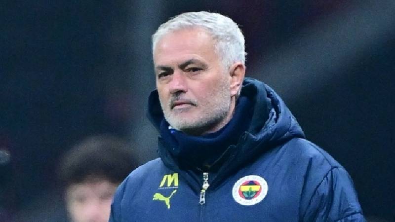 Galatasaray'dan yapılan açıklamada, “Fenerbahçe Teknik Direktörü Jose Mourinho, Türkiye'de teknik direktörlük görevine başladığı günden bu yana ısrarla Türk halkına yönelik aşağılayıcı ifadeler kullanmıştır. Bugün söylemi salt ahlaksız yorumların ötesine geçerek açıkça insanlık dışı bir söyleme dönüştü” ifadelerine yer verildi. 