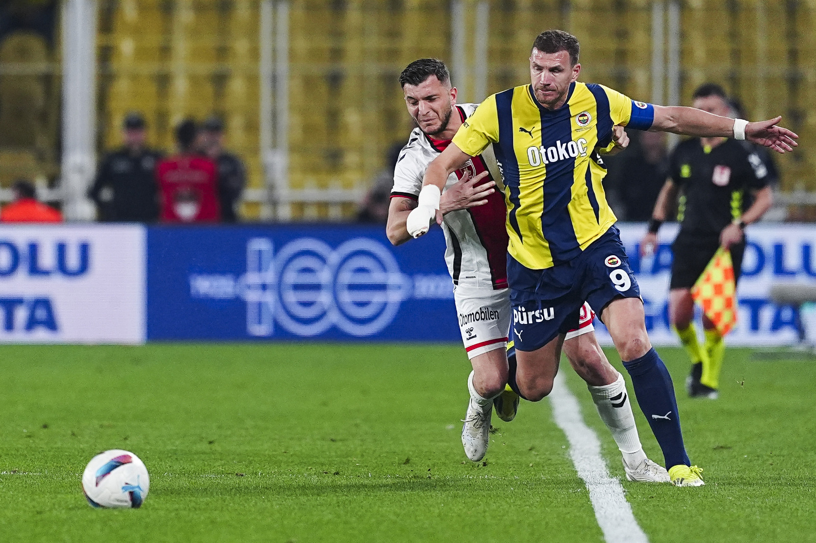 Ahmet Çakar: Fenerbahçe belki de şampiyonluğu direkt etkileyecek çok ciddi bir puan kaybı yaşadı. Üstelik baktığımızda da aman aman gol pozisyonları yok. İlk yarıya bakıyoruz, Fenerbahçe maçı domine etti, Samsunspor rakip kaleye gidemedi. Ama bal yapmayan arı misali topu sürekli kontrolünde tutan sarı-lacivertliler tek pozisyon yakalayamadı. İkinci yarı Fenerbahçe için işler kötü gitmeye başladı. Tempo düştü, Rangers maçının yorgunluğu nedeniyle ikili mücadele kayıpları arttı ve son 10 dakikaya kadar ya da başka bir deyimle Samsunspor 10 kişi kalana kadar istediği baskıyı yaratamadı. Oğuz Aydın, iyi işler yapmaya çalışıyor ama arkadaşları ona ayak uyduramıyor. Talisca, "Beni bu takıma niye aldılar, ben bitiğim" gibi oynadı. Şut atmak istiyor, yere düşüyor. Mücadele etmek istiyor, top kaybediyor. Sonuçta haftalar ilerledikçe iyi olacağına kötüye gidiyor. (Sabah)