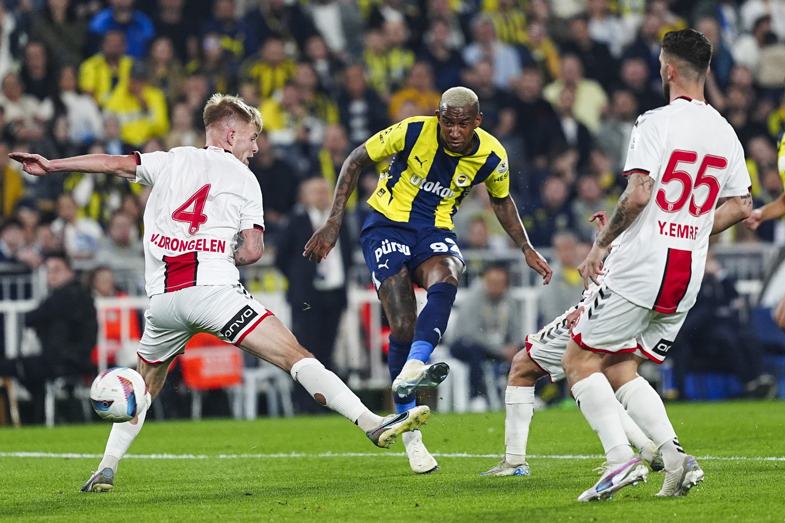  Uğur Meleke: Peki dün Fenerbahçe 66 saatlik kısa aradan fiziksel olarak etkilenmiş gözüktü mü? Bu soruyu yanıtlamak zor. Ancak Nesyri, Szymanski, Kostic gibi yıldızlarının 90 dakikalık kondisyonunun olmadığını düşündü Mourinho. Bu da Fenerbahçe’nin oyununu renksizleştiren bir faktördü haliyle. Fenerbahçe’nin dünkü 2 puan kaybını, 66 saat detayı dışında dört faktöre daha bağlayabiliriz: 1-) Dün Fenerbahçe, neredeyse maçın üçte ikisini sadece Oğuz’un üzerinden oynadı. Oğuz çok etkiliydi, iki iyi şut, 3-4 başarılı orta yaptı. Ama arkadaşları değerlendiremedi fırsatları. 2-) Thomas Reis iyi bir merkez savunması yaptırdı takımına. Ve Fenerbahçe’yi sadece kenar ortalarına zorladı. Sarı-lacivertliler, son bölümdeki etkili akınlarında da Okan’a takıldılar. 3-) Başlangıçta Dzeko-Talisca ikilisi etkisizdi. Dzeko, derinde Nesyri’nin arkasında daha fonksiyonel. 4-) Tadic’te gözle görülür bir düşüş var. Mourinho’nun Şubat-Mart’ta yoğunlaşan bu fikstürde oyun kurucu rolünde İrfan Can’a daha fazla dakika vermesi ve daha erken kazanması gerekirdi. Geçen sezon tüm cephelerde tam 30 gol katkısı yapmıştı İrfan Can. (Hürriyet)