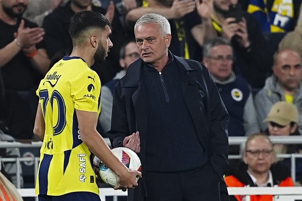 Faik Çetiner: Maç doldur-boşalt ile geçti. Samsunspor’un 25 dakika 10 kişi kalışını bile Fenerbahçe değerlendiremedi. Son bölümde kurtarıcı (!) olarak Mert Hakan oyuna girdi. Vah ki vah. Bu arkadaşın torpili kim merak ediyorum. Uzatmalarda sahneye Okan Kocuk çıktı ve Fenerbahçe’nin ümitlerini söndürdü. (Fanatik)