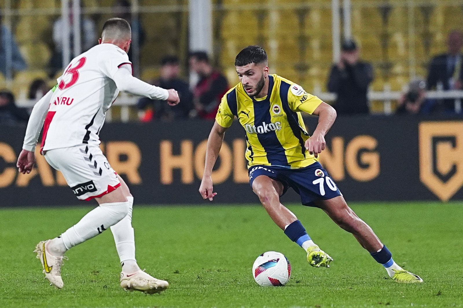Tayfur Bayındır: Özellikle ikinci yarının son yirmi dakikası bırakın yarı sahayı, Fenerbahçe oyunun neredeyse tamamını Samsun ceza alanı içinde oynadı. Çok üretti ama atamadı. Bence başlangıçta yanlış 11 sahaya süren Mourinho, 55. dakikadan sonraki müdahaleleriyle oyunu tamamıyla kontrol altına aldı. Ancak bazen gol olmayınca olmuyor, dün Fenerbahçe adına belki de şampiyonluğa veda maçı oynandı. Bu kaçanları çok arayacak.  Samsunspor belli ki tamamıyla kaybetmemek üzerine Kadıköy’e gelmiş. Bir tane gollük atağı yoktu. Toplam 10 dakika Fenerbahçe’nin sahasında top çevirmiş olabilirler. Son derece çirkin, bir o kadar da kalitesiz bir oyun sergilediler ama futbol bir sonuç oyunu. Samsunspor’un hedefi 1 puan olduğuna göre, bu hedefine kötü futbolla ulaşırsa da onlar için farketmez. (Milliyet)