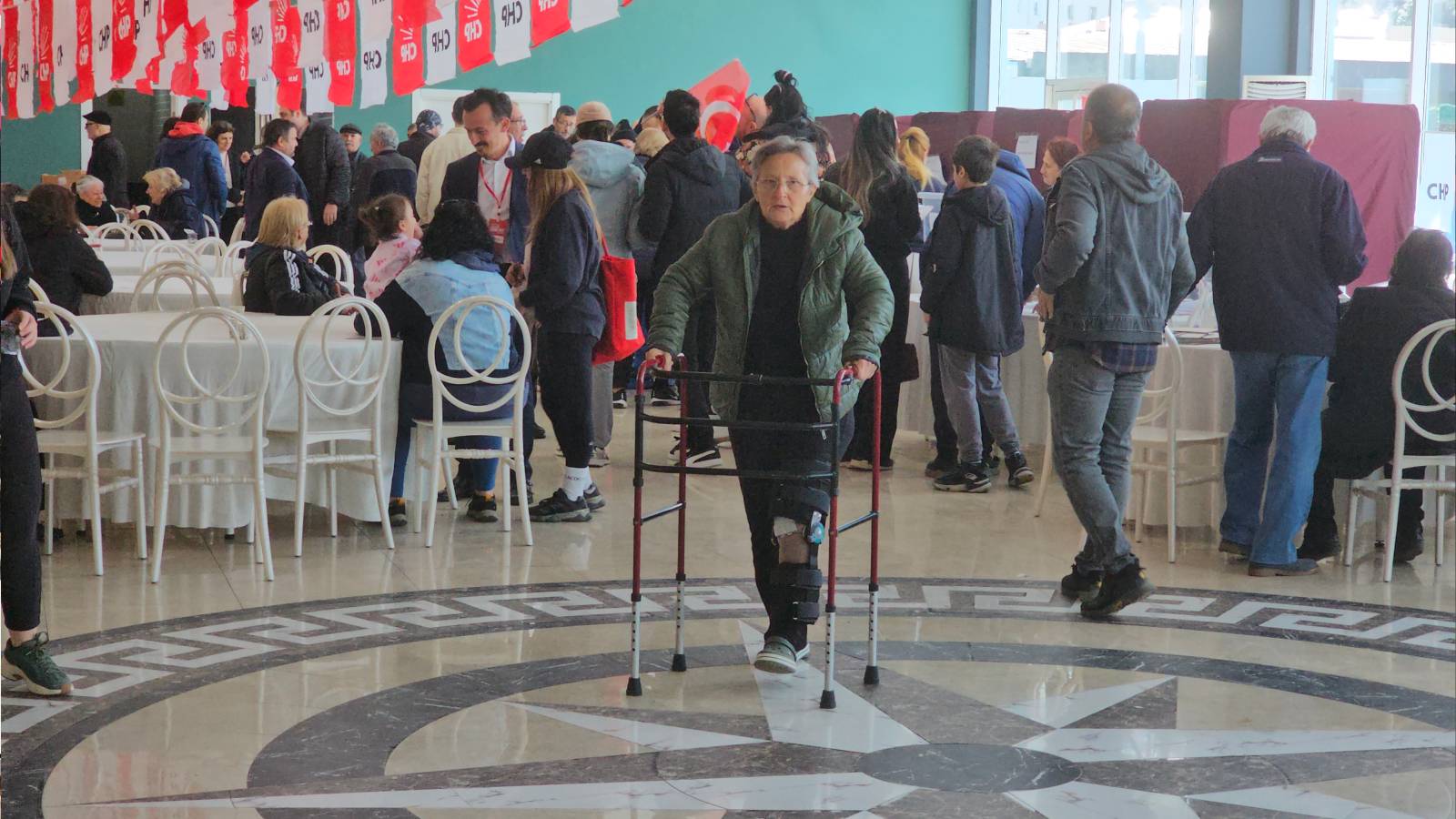 CHP üyeleri ve "dayanışma" oyu kullananlar sokağa döküldü, sandıklar önünde uzun kuyruklar oluştu; işte CHP ön seçiminden kareler...