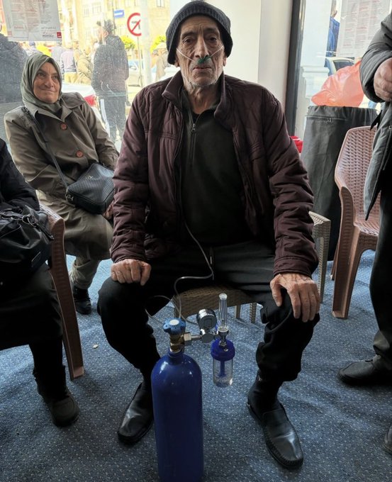 CHP üyeleri ve "dayanışma" oyu kullananlar sokağa döküldü, sandıklar önünde uzun kuyruklar oluştu; işte CHP ön seçiminden kareler...