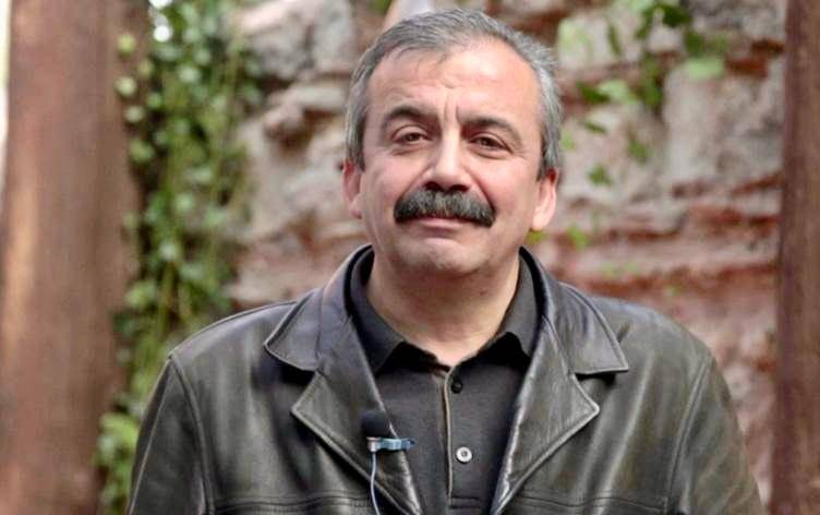 DEM Parti İmralı heyeti üyesi, TBMM Başkanvekili ve T24 yazarı Sırrı Süreyya Önder, İstanbul'da geçirdiği kalp rahatsızlığı nedeniyle bu akşam ambulansla hastaneye kaldırıldı. Aort damarı yırtılan Önder'e doktorlar tarafından gerekli müdahale yapıldı, Önder yoğun bakıma alındı.Siyasiler ve gazeteciler, Önder için geçmiş olsun dileklerinde bulundu.