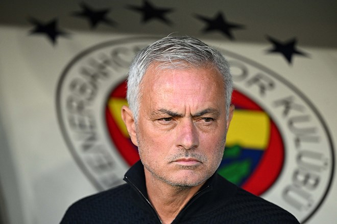 Bu gelişme sonrası Fenerbahçe camiasında tepkiler yükselirken, Portekizli teknik direktörle yolların ayrılması yönünde sesler artmaya başladı. Ancak Mourinho’nun sözleşmesinde yer alan tazminat maddesi, kulübün elini kolunu bağlıyor.