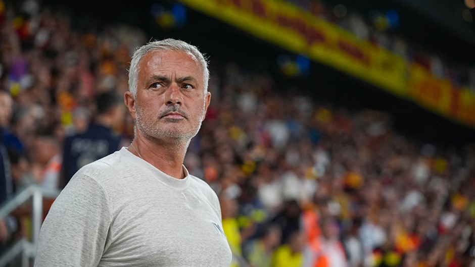 Hürriyet'ten Mehmet Arslan'ın haberine göre; Portekizli teknik adamın sözleşmesinde yer alan bu maddeye göre, yalnızca Mourinho’nun istifa etmesi halinde Fenerbahçe herhangi bir tazminat ödemeyecek. Ancak böyle bir kararın alınması Mourinho’nun inisiyatifine bağlı. Suudi Arabistan’dan teklif aldığı iddia edilen deneyimli çalıştırıcının bu yönde bir adım atıp atmayacağı ise belirsizliğini koruyor.