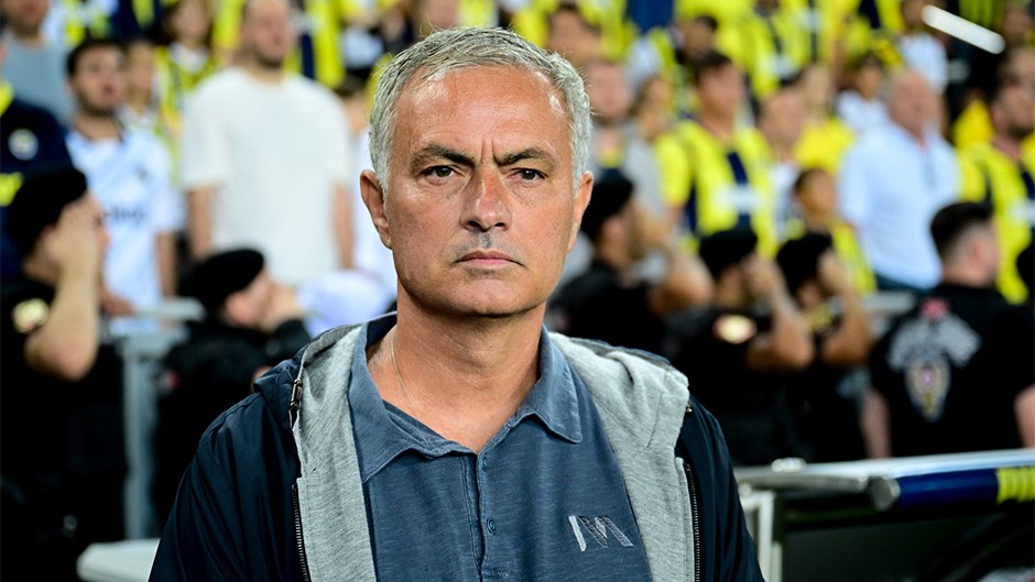 Mourinho’nun sözleşmesindeki bir diğer dikkat çekici madde ise aynı anda iki kulüpten maaş alabilmesine imkan tanıyor. Yani Portekizli teknik adam yeni bir kulüple anlaşsa bile Fenerbahçe’den olan alacaklarını tahsil etmeye devam edecek. Bu durum, kulüp yönetimi açısından mali açıdan oldukça büyük bir yük anlamına geliyor.  Fenerbahçe yönetiminin, Mourinho’nun gönüllü olarak ayrılmasını ve bu ağır yükten kurtulmayı umduğu ifade ediliyor. Önümüzdeki günlerde teknik adamın geleceğine ilişkin belirsizliklerin netleşmesi bekleniyor.  Jose Mourinho ile yolların nasıl ayrılacağı, sarı-lacivertli kulübün geleceğini şekillendirecek en önemli gündem maddelerinden biri olmayı sürdürüyor.
