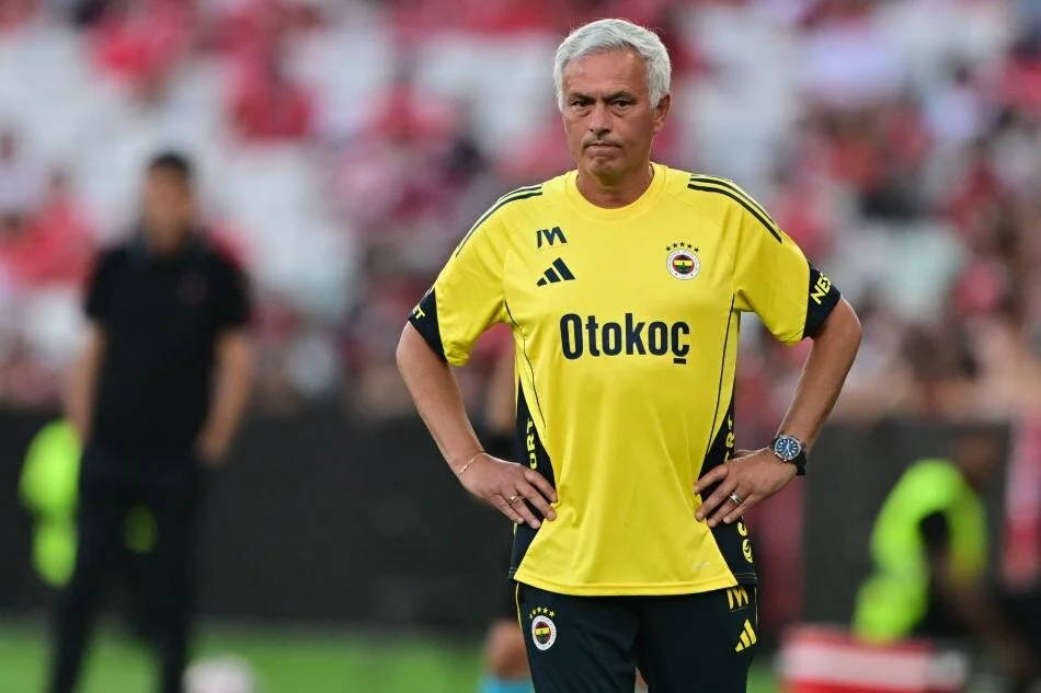 Sarı-lacivertli kulübün teknik direktörü Jose Mourinho’nun inisiyatif alarak, eski kulübü Real Madrid’in başkanı Florentino Perez ile doğrudan temasa geçerek Alaba için şartları sorduğu öne sürüldü. İspanya basınındaki habere göre Mourinho, Avusturyalı futbolcuya Fenerbahçe’de ilk 11 garantisi sunmak istiyor.