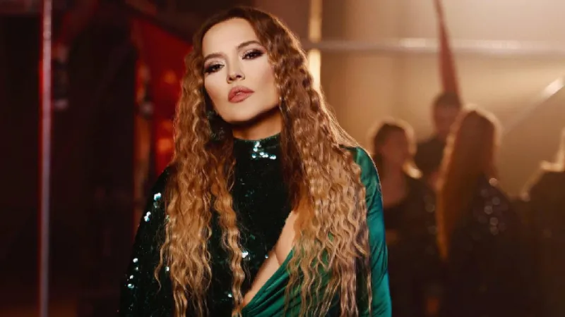 <p data-pm-slice="1 1 []">H&uuml;lya Avşar&rsquo;ın miras paylaşımına ilişkin a&ccedil;ıklamalarına Demet Akalın&rsquo;dan yanıt geldi. Avşar&rsquo;ın videosunun altına yorum yapan Akalın, mirasın &ouml;nceden paylaştırılması gerektiği g&ouml;r&uuml;ş&uuml;ne karşı &ccedil;ıktı.</p>