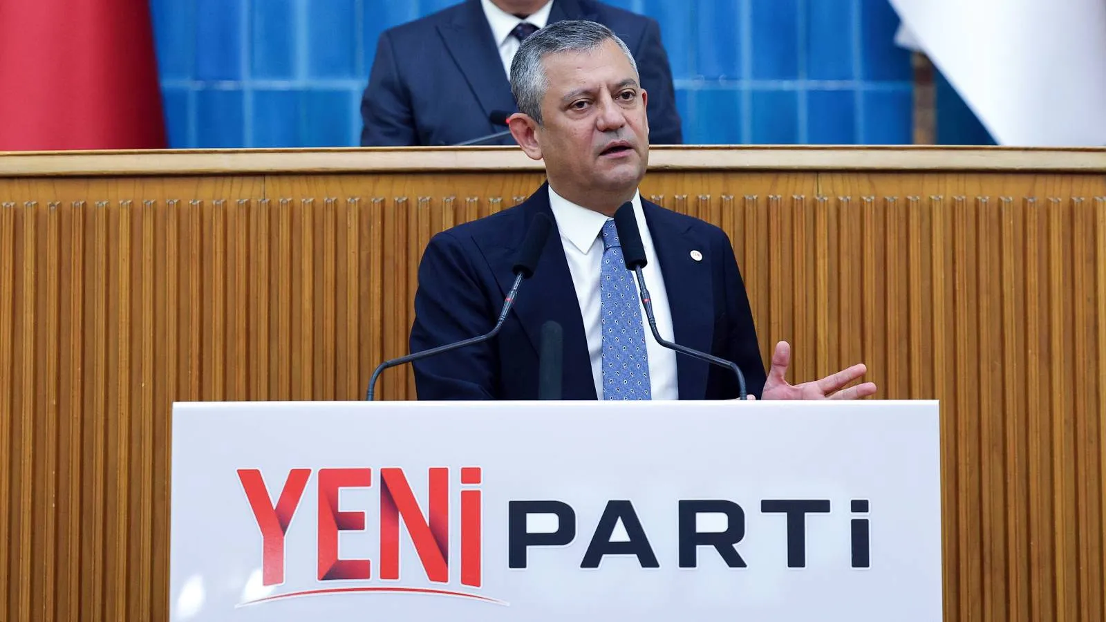 Özgür Özel Yeni Parti Meclis rozet
