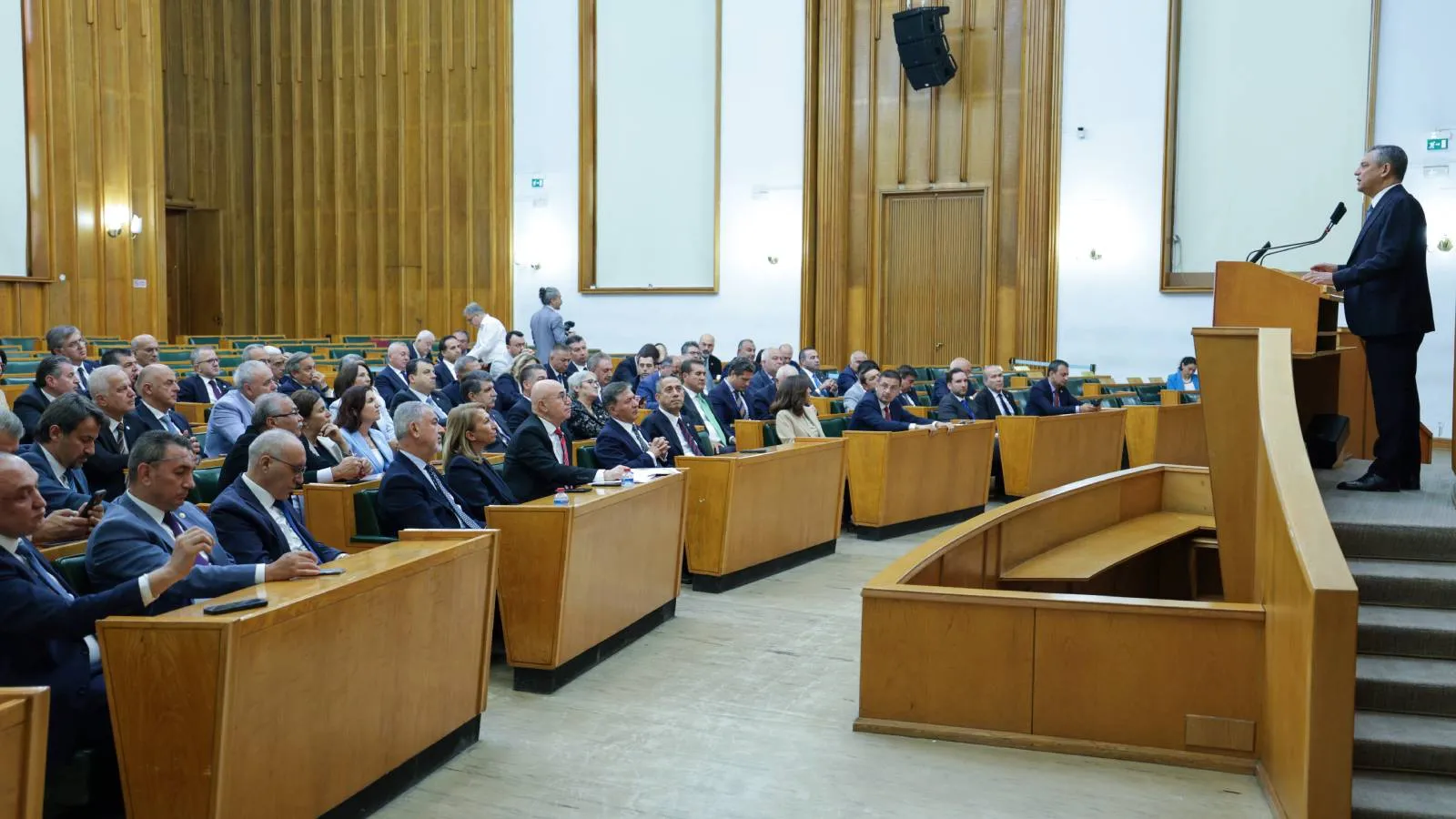 Özgür Özel Yeni Parti Meclis rozet