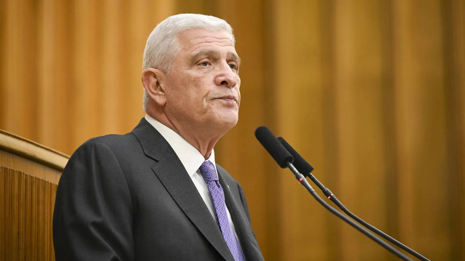 <p><strong>M&uuml;savat Dervişoğlu</strong> y&uuml;zde 2,8</p>