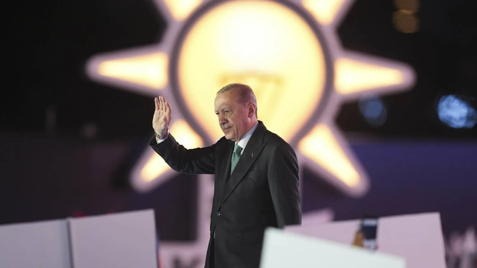 <p>ANK-AR&rsquo;ın araştırmasında AKP, y&uuml;zde 29,3 oy oranıyla ilk sırada yer aldı. Yeni Parti ile arasındaki fark 2,9 puan olarak hesaplandı.</p>