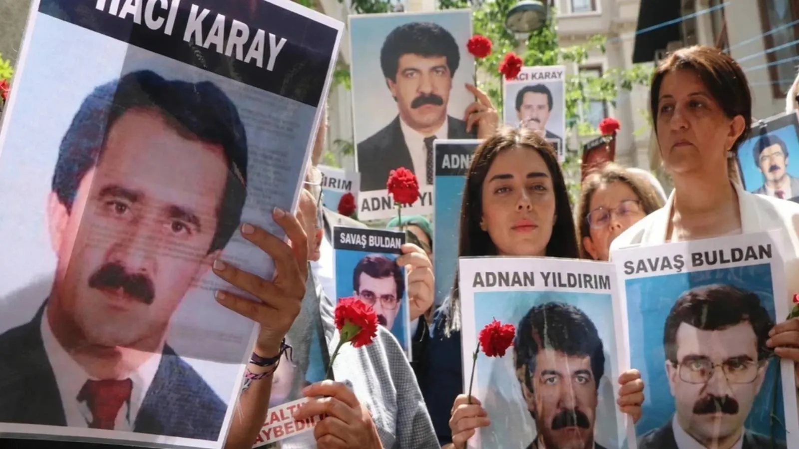 “14 yaşındasın, Kürt'sün ve ülkenin Başbakanı çıkıp ‘örgüte yardım eden Kürt iş adamları listesi’ açıklıyor, babanın adı da o listede!”