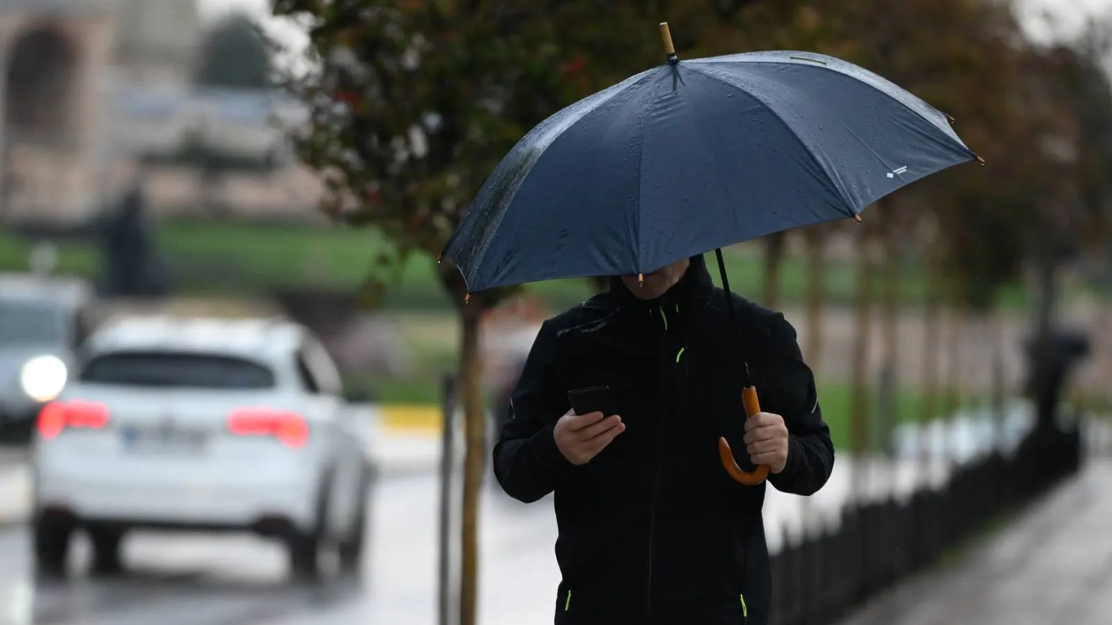 <p>Turuncu kodlu uyarı verilen iller Sinop, Kastamonu, Sakarya, Zonguldak, Bartın ve D&uuml;zce oldu. Amasya, Bolu, &Ccedil;ankırı, &Ccedil;orum, Hakkari, Ordu, Samsun, Siirt, Tokat, Van, Şırnak ve Karab&uuml;k i&ccedil;in ise sarı kodlu uyarı yayımlandı. Yetkililer, kuvvetli yağış nedeniyle sel, su baskını, heyelan, yıldırım ve ulaşımda aksama gibi olumsuzluklara karşı dikkatli olunması gerektiğini bildirdi.</p>
