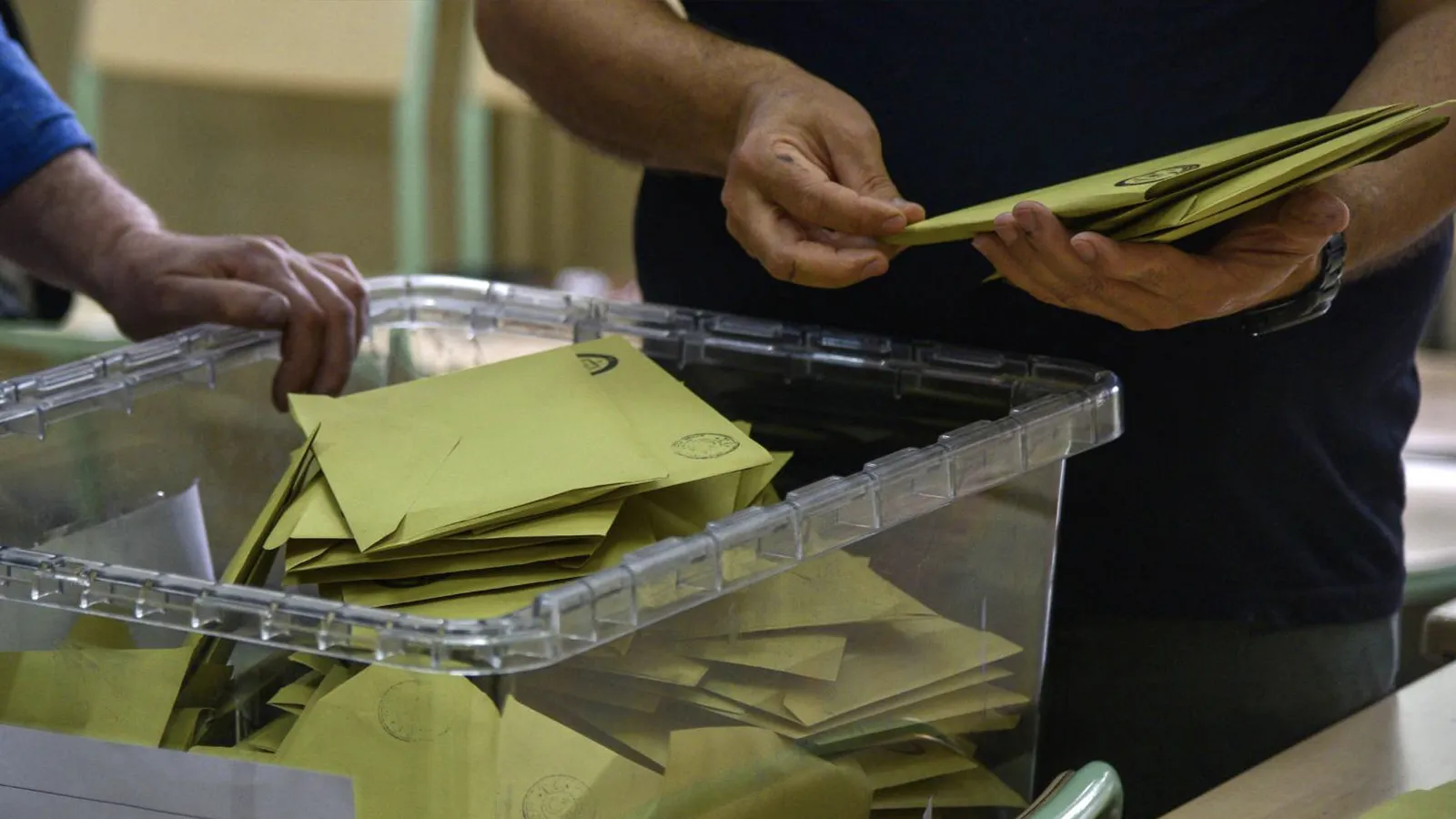 Seçim sistemi: Şoförler, sekreterler, sevgililer milletvekili seçilmeli mi?