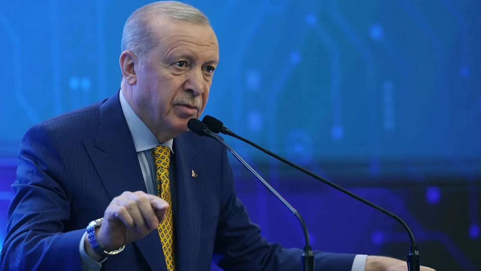<p>Asal Araştırma&rsquo;nın ekim ayında 28 ilde 2 bin 20 kişiyle ger&ccedil;ekleştirdiği anketin sonu&ccedil;ları paylaşıldı.<em>&nbsp;&ldquo;Bu pazar Cumhurbaşkanlığı se&ccedil;imi olsa oyunuzu hangi isme verirsiniz?&rdquo;</em> sorusunu y&ouml;nelttiği ankette, Cumhurbaşkanı <strong>Recep Tayyip Erdoğan</strong> y&uuml;zde 36,3 ile birinci sırada yer aldı.&nbsp;</p>
<p>Diğer isimlerin oy oranları ş&ouml;yle:</p>