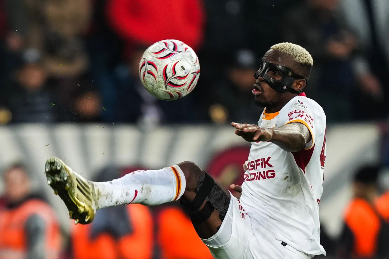 <p class="MsoNormal"><span lang="TR"><strong>Murat &Ouml;zbostan</strong>: Futbol bazen 90 dakika boyunca aradığınız &ccedil;&ouml;z&uuml;m&uuml;, bir oyuncunun tek dokunuşunda &ouml;n&uuml;n&uuml;ze koyar. Elbette şampiyonluk yarışı yalnızca g&uuml;zel futbolla kazanılmıyor. Zor deplasmanlarda k&ouml;t&uuml; oynarken de &uuml;&ccedil; puanı alabilmek b&uuml;y&uuml;k takımların &ouml;nemli &ouml;zelliklerinden biri. Galatasaray bunu başardı ancak bu galibiyet, Avrupa'daki sorunları unutturacak bir performans değildi. Asıl mesele şu: Galatasaray kazanıyor ama oyun g&uuml;c&uuml; g&uuml;ven vermiyor. Topa sahip olmak başka, oyuna h&uuml;kmetmek başka. &Ouml;zellikle h&uuml;cum organizasyonları daha hızlı, yaratıcı ve etkili olmalı. &Ouml;zletle, Galatasaray, Ankara'da deniz buldu! (Sabah)</span></p>
<p>&nbsp;</p>
<p>&nbsp;</p>
