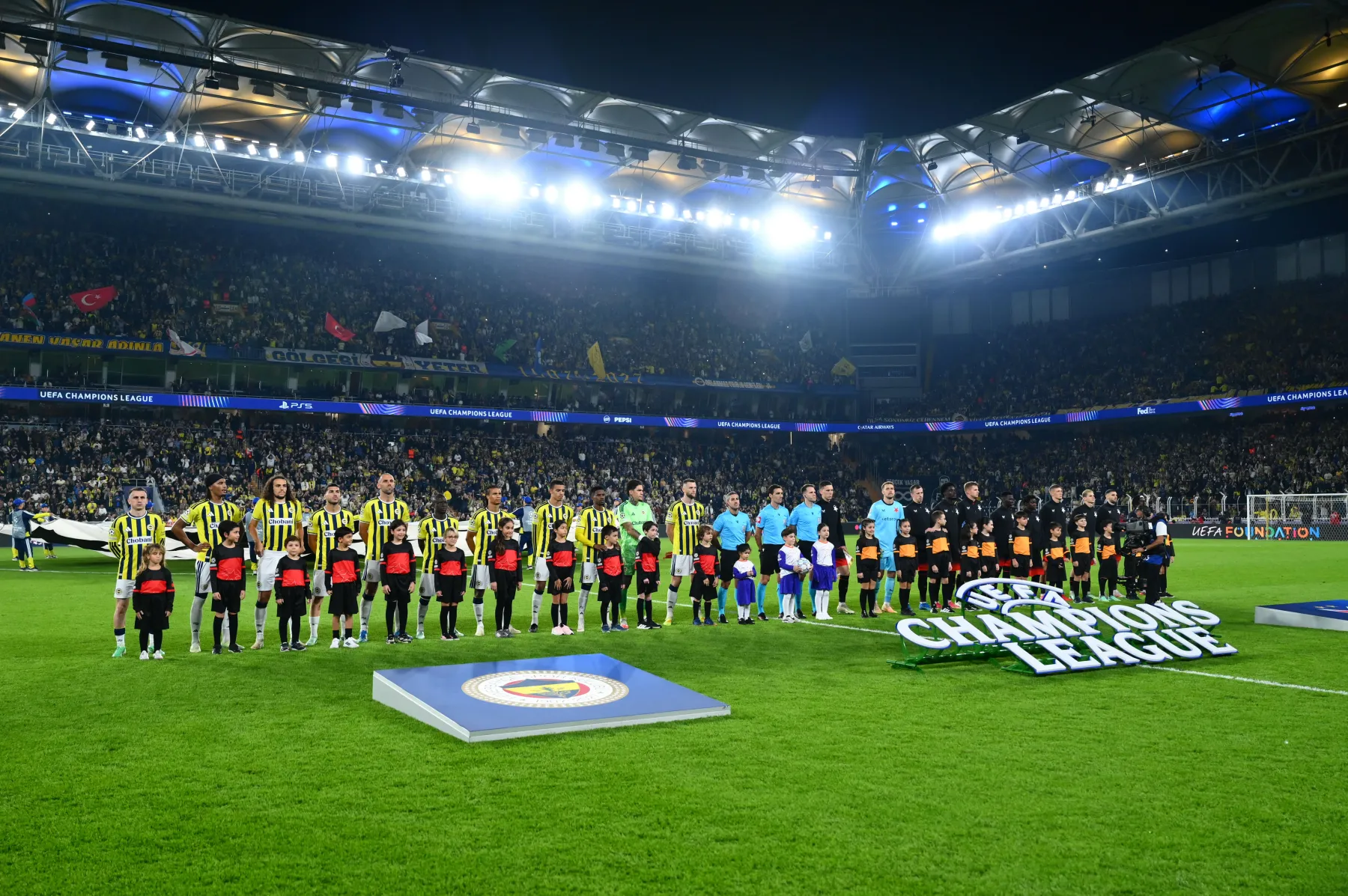 <p>Melih G&uuml;m&uuml;şbı&ccedil;ak - T24: Kadık&ouml;y&rsquo;deki karşılaşmanın &ouml;zeti acı ama a&ccedil;ık: Fenerbah&ccedil;e iki gol atacak g&uuml;c&uuml; buldu, fakat ma&ccedil;ı bitirecek aklı ve disiplini g&ouml;steremedi. Avrupa&rsquo;da hasret, iyi başlangı&ccedil;larla değil, doksan dakikayı y&ouml;netebilen takımlarla sona erer. Fenerbah&ccedil;e&rsquo;nin artık cevaplaması gereken soru, ne zaman gol atacağı değil; kazanmaya başladığı bir ma&ccedil;ı nasıl kazanmayı s&uuml;rd&uuml;receğidir.</p>
<p>&nbsp;</p>