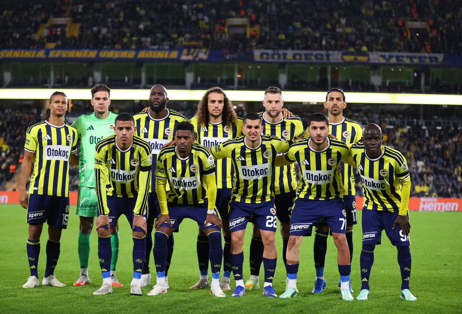 <p class="MsoNormal"><span style="mso-ansi-language: EN-GB;"><strong>Uğur Meleke:</strong> Fenerbah&ccedil;e Kadık&ouml;y&rsquo;de baskın bir futbol oynadı, &ouml;zellikle ilk yarıda yakaladıkları istatistikler etkileyiciydi: Rakip ceza alanında topla oynamada 29&rsquo;a 3, şutlarda 15-2 &uuml;st&uuml;nl&uuml;k kurdukları bir 45 dakika oynadılar. G&uuml;n&uuml;n sonundaysa bence farkı sol &ccedil;izgideki Oğuz-Levent iş birliği yarattı. Oğuz &ouml;yle bir futbolcu ki hem oynuyor, hem de arkasındaki beki oynatıyor. Lyon-Samsun s&uuml;recinde kendisiyle birlikte Brown&rsquo;ı yıldızlaştırmıştı. D&uuml;n de Oğuz&rsquo;un arkasında oynayan Levent yıldızlaştı Kadık&ouml;y&rsquo;de.</span></p>
<p class="MsoNormal"><span style="mso-ansi-language: EN-GB;">Salı akşamı Slavia Prag &ouml;n&uuml;nde de bence Fenerbah&ccedil;e&rsquo;nin en b&uuml;y&uuml;k kozu yine Oğuz Aydın olacak. (H&uuml;rriyet)</span></p>
<p>&nbsp;</p>
<p>&nbsp;</p>