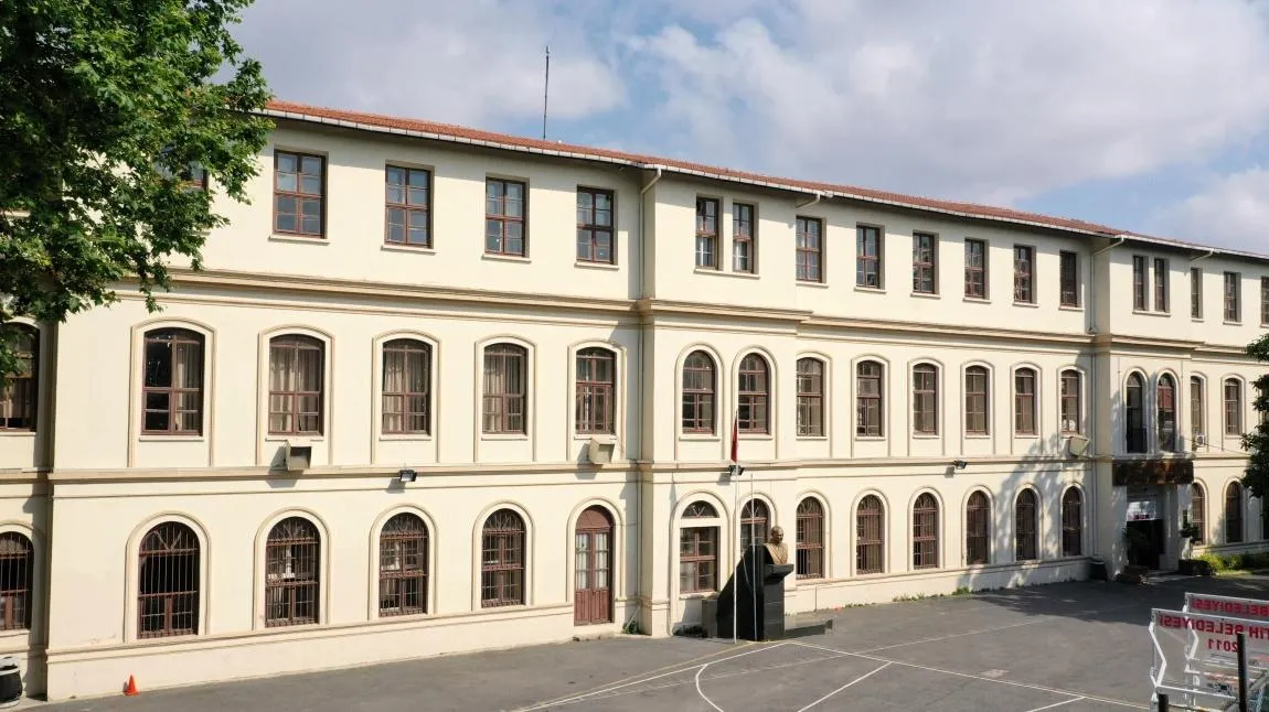 <p>6. Cağaloğlu Anadolu Lisesi &ndash; 493,358</p>
<p>İstanbul'un k&ouml;kl&uuml; eğitim kurumlarından Cağaloğlu Anadolu Lisesi, Almanca ağırlıklı yabancı dil eğitimiyle &ouml;ne &ccedil;ıkıyor.</p>