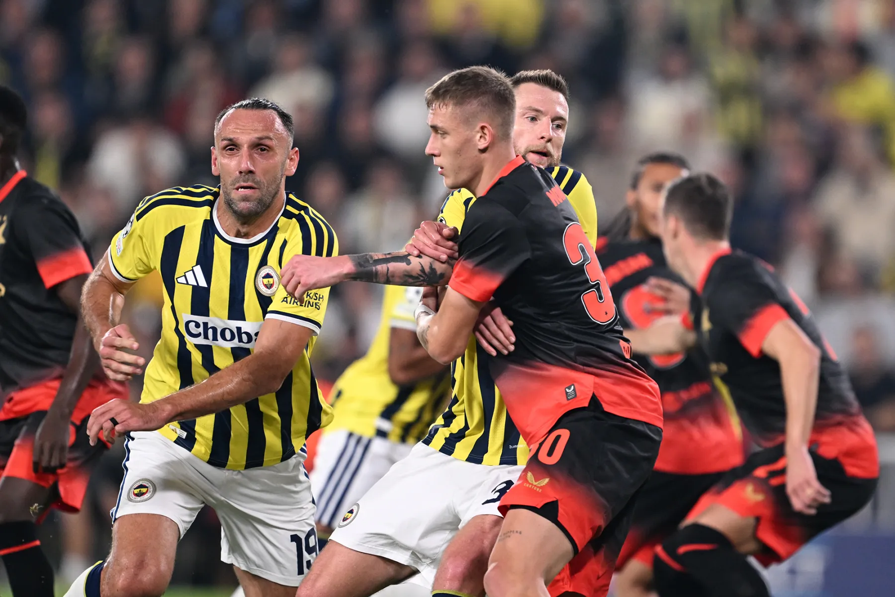 <p>Emre Bol - Fotoma&ccedil;: İsmail Kartal'ın takımın en iyisi Oğuz'u neden &ccedil;ıkardığını anlayamadım. Derbi rotasyonu desem Galatasaray ma&ccedil;ına daha 6 g&uuml;n var. Bırak adam oynasın. O da, İrfan Can da motoru daha yeni a&ccedil;tılar. Oynayıp ma&ccedil; temposu kazanmaları daha doğru olurdu. Vedat Muri&ccedil; istekli olmasına karşın ceza sahası i&ccedil;inde &ccedil;ok az topla buluşuyor. Bunun nedeni Fenerbah&ccedil;e'nin h&uuml;cum b&ouml;lgesinde neredeyse hepsinin şut&ouml;r olması... Kaleyi g&ouml;ren vuruyor. Vedat'ı d&uuml;ş&uuml;nen yok. Şampiyonlar Ligi'nde belki de alabileceğin tek 3 puanı İsmail Kartal'ın yaptığı sa&ccedil;ma sapan değişiklikler sebebiyle kaybettik. Yazık! Artık t&uuml;m konsantrasyon Galatasaray derbisine verilmeli.</p>