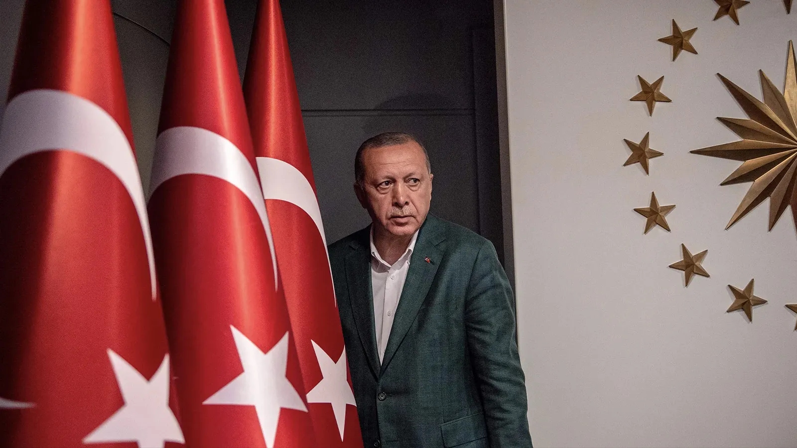 Yeni Şafak yazarından AKP'ye sert eleştiri: Kendi mahallesini elinde tutmakta zorlanıyor, ekonomik başarısızlıklarla yüzleşmeden girilecek her seçim, yeni bir hezimetin yollarına taş döşer