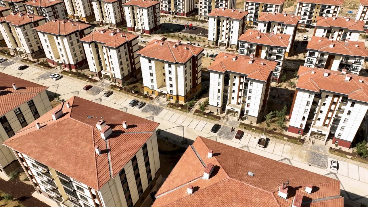 <p data-pm-slice="1 1 []">Konut ve kira harcamalarının y&uuml;zde 28,4&rsquo;&uuml; İstanbul'da ger&ccedil;ekleşti. B&ouml;lgelerin kendi t&uuml;ketim harcamaları i&ccedil;inde konut ve kiraya en y&uuml;ksek payı ayıran b&ouml;lge de y&uuml;zde 29,6 ile İstanbul oldu. Kuzeydoğu Anadolu b&ouml;lgesinde konut ve kira harcamalarının toplam t&uuml;ketim harcamaları i&ccedil;indeki payı y&uuml;zde 22,1 oldu. Bu oran, b&ouml;lgeler arasındaki en d&uuml;ş&uuml;k değer olarak kaydedildi.</p>