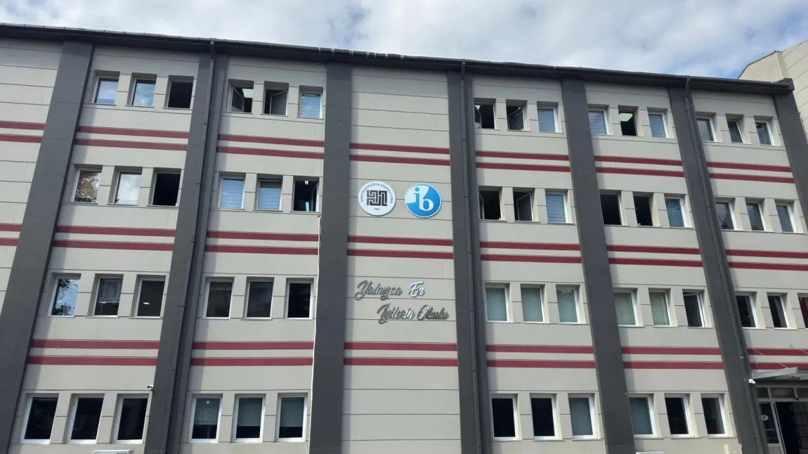 <p>7. H&uuml;seyin Avni S&ouml;zen Anadolu Lisesi &ndash; 491,856</p>
<p>İstanbul &Uuml;sk&uuml;dar'da bulunan H&uuml;seyin Avni S&ouml;zen Anadolu Lisesi, yabancı dil eğitimi ve akademik başarı odaklı eğitim anlayışıyla biliniyor.</p>