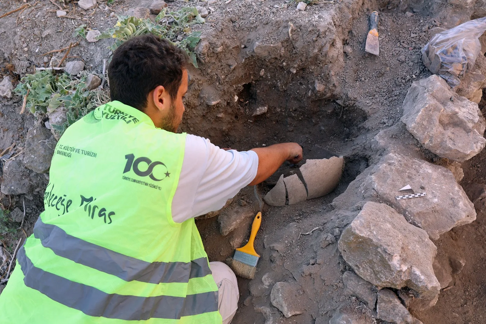 <p>Balıkesir'in Bandırma il&ccedil;esindeki Daskyleion Antik Kenti'nde, 2 bin 600 yıllık karbonlaşmış tohumlar bulundu. Manyas G&ouml;l&uuml; kıyısındaki kazılar, Prof. Dr. <strong>Kaan İren</strong> başkanlığında y&uuml;r&uuml;t&uuml;l&uuml;yor.</p>