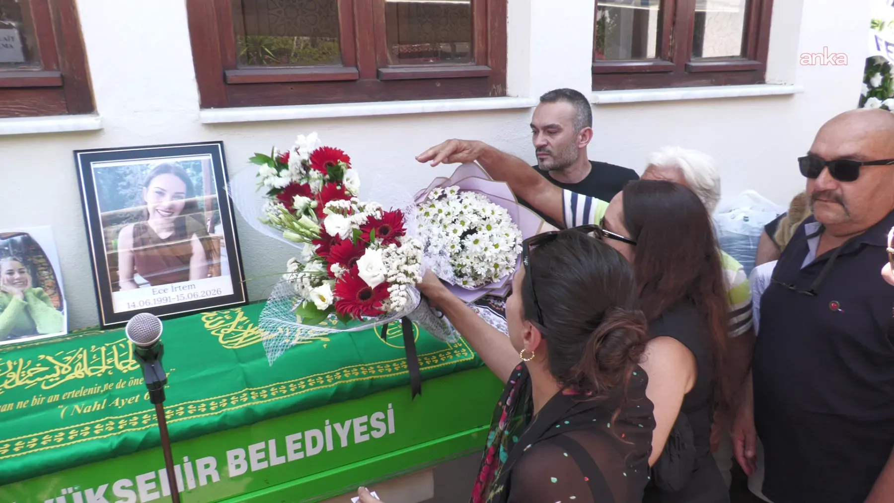 <p>S&ouml;yleşide, Ece İrtem&rsquo;in cenaze t&ouml;renine Kızılcık Şerbeti ekibinden kimsenin katılmaması da g&uuml;ndeme geldi. Turgut, bu konudaki soruya &ldquo;Vefa nerede var ki?&rdquo; s&ouml;zleriyle yanıt verdi.</p>