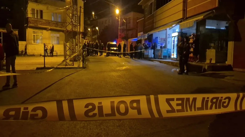 Boşanma aşamasındaki eşine sokak ortasında ateş açtı: Araya giren mahalle sakinini de vurdu!