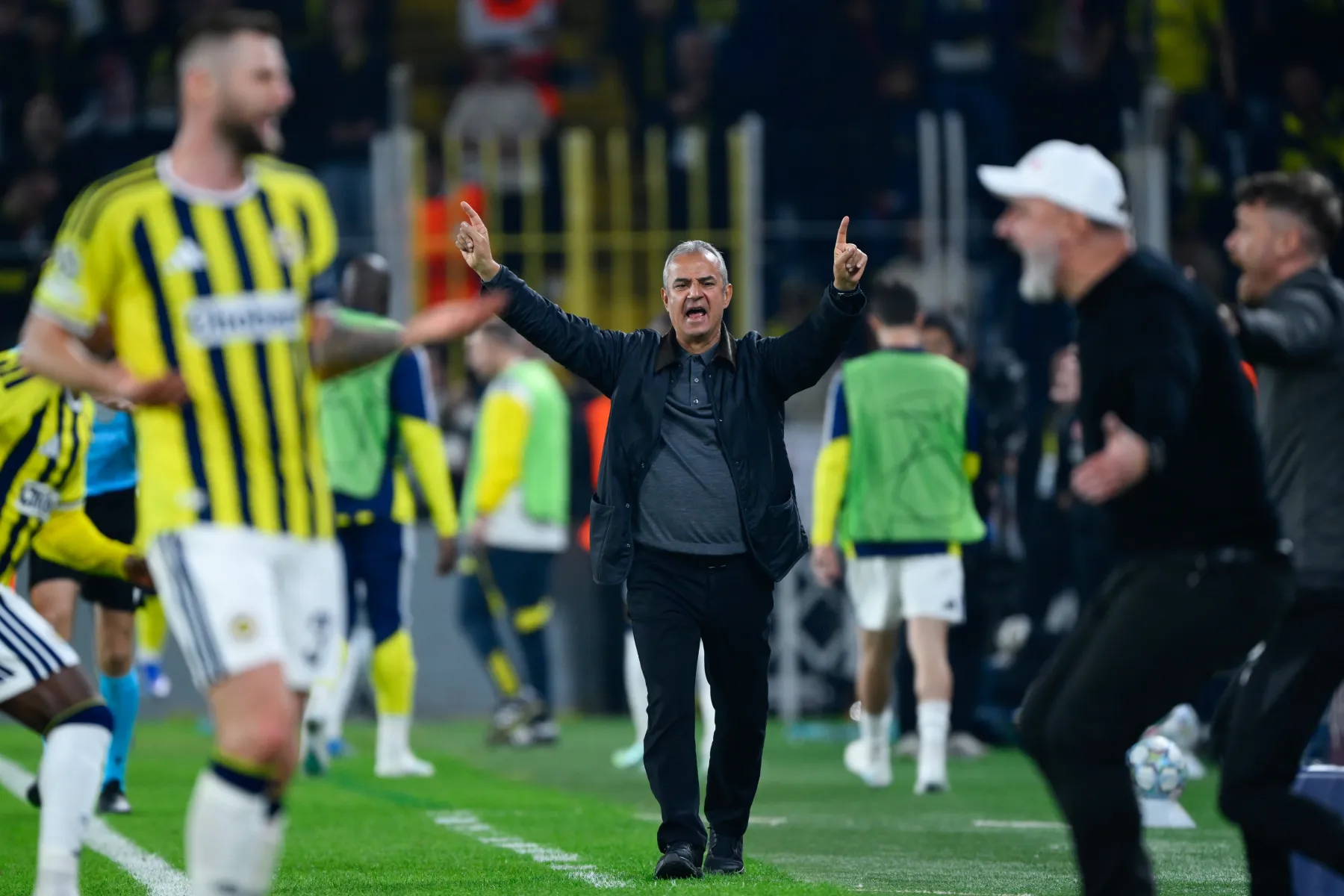 <p>&Ouml;mer &Uuml;r&uuml;nd&uuml;l - Sabah: Bu ma&ccedil; i&ccedil;in İsmail Kartal'a yapacağım olumsuz bir eleştiri yok. &Ccedil;&uuml;nk&uuml; değişik bir d&uuml;zen denedi. Oğuz'u sağ a&ccedil;ıkta, Greenwood'u forvet arkası orta sahada oynattı. Ben bunu &ccedil;ok doğru bulmasam da bu iki oyuncudan 11 dakikada iki gol buldu. Bir de Nene'yi oyuna aldıktan bir dakika sonra Nene gol&uuml; atsa bu da Kartal'ın doğru hamlesi olacaktı. Maalesef futbol biraz da şans istiyor. Bu şoktan sonra ikinci şok da derbi &ouml;ncesi kadroda alternatifi olmayan tek oyuncu olan Ake'nin sakatlığıydı. Şu da bir ger&ccedil;ek; seviyemizde olmayan bir takım bile bizim takımları zorluyor.</p>