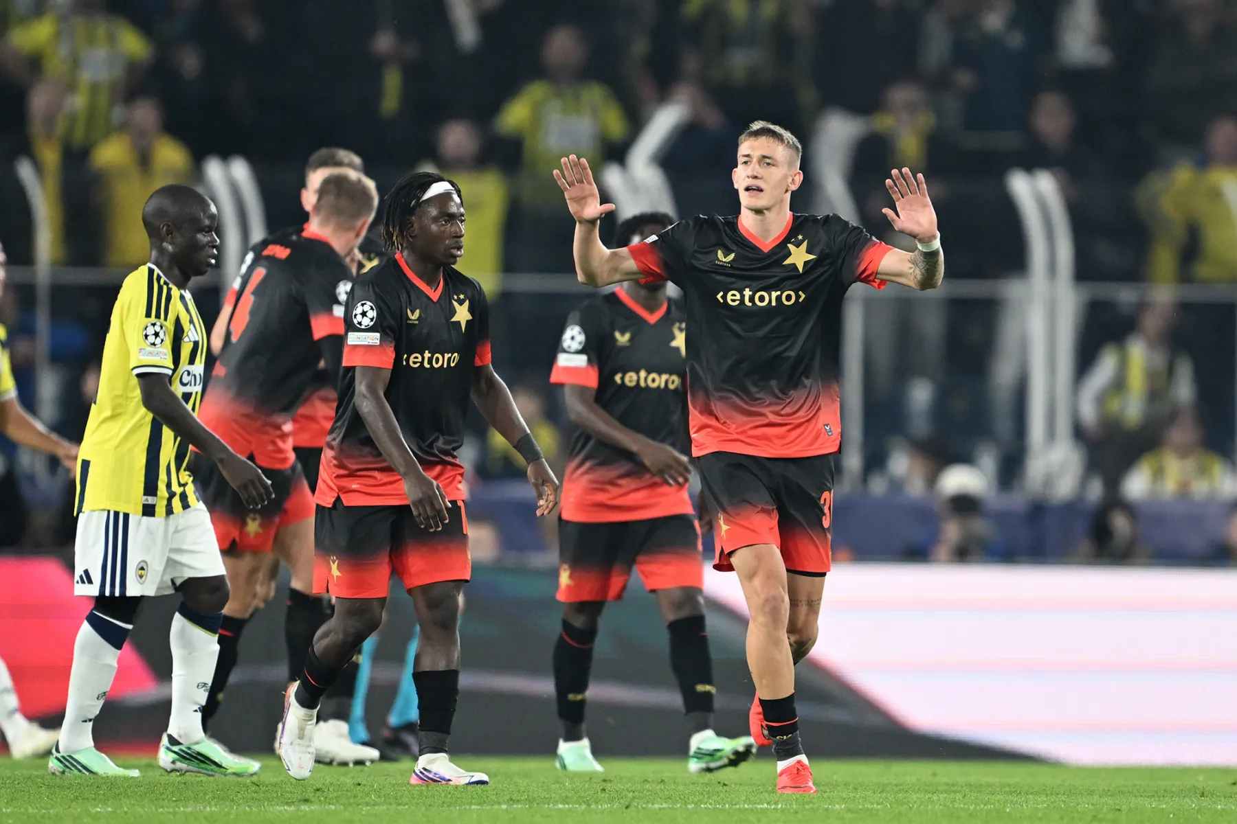 <p>Engin Verel - Akşam: İkinci yarı &Ccedil;eklerin baskısına ne yazık ki &shy;İsmail Kartal &ccedil;&ouml;z&uuml;m &uuml;retemedi. Yakalanan 2 fırsat da ka&ccedil;ınca korkulan başa geldi. Trib&uuml;nlerden y&uuml;kselen "İ&shy;smail Kartal istifa" sesleri, Galatasaray derbisi &ouml;ncesi zor bir durum. Eğer Kartal o ma&ccedil;a kadar kalırsa derbiden sonra ya yoluna devam eder ya da bavulunu toplayıp gider.</p>