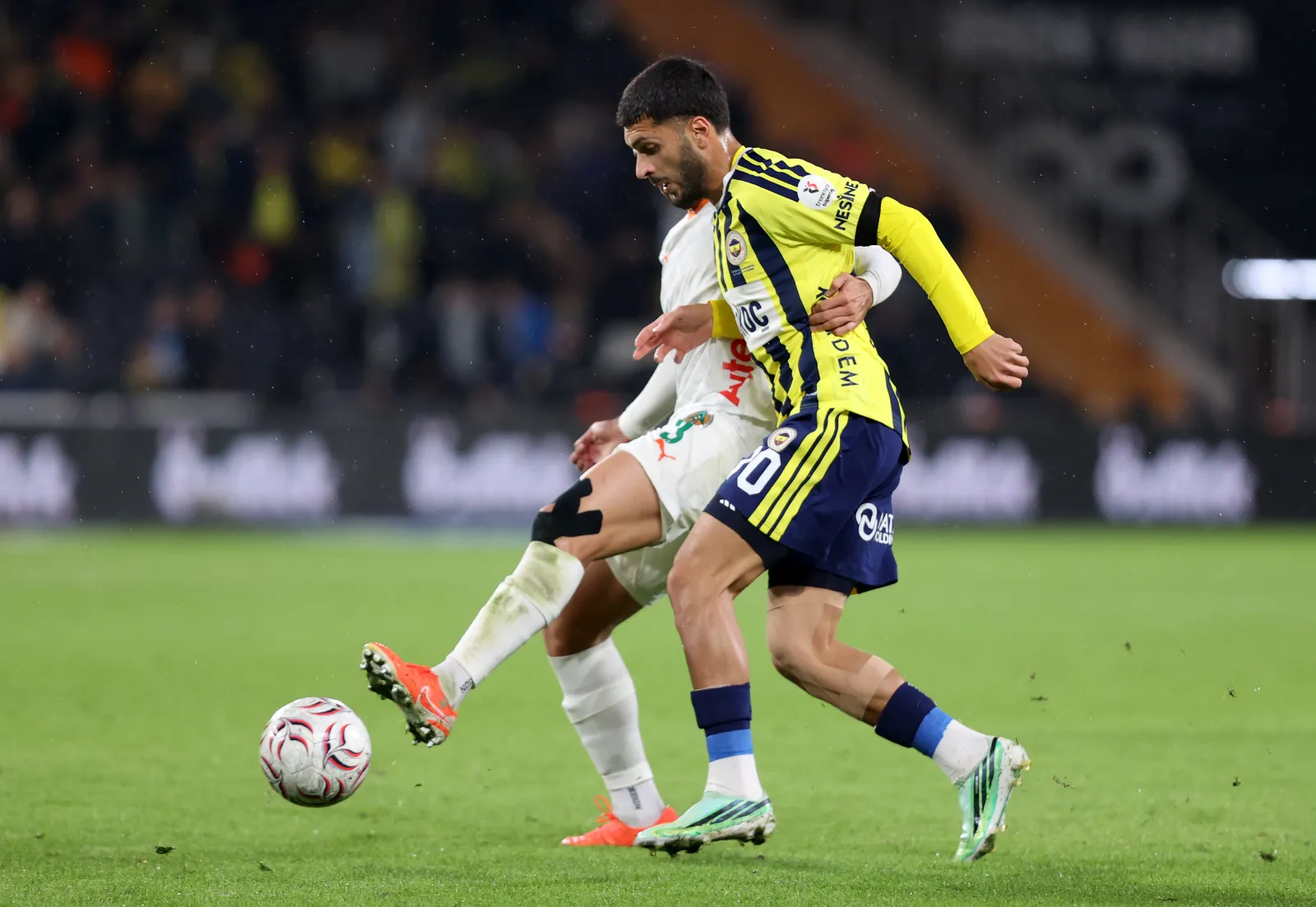 <p class="MsoNormal"><span style="mso-ansi-language: EN-GB;"><strong>&Ouml;mer &Uuml;r&uuml;nd&uuml;l:</strong> &Uuml;&ccedil; golle, &uuml;&ccedil; puan kazanıldı ama yine de Fenerbah&ccedil;e hem oyun planı olarak, hem fizik g&uuml;c&uuml; olarak &ouml;n&uuml;ndeki iki zorlu ma&ccedil;a olduk&ccedil;a sıkıntılı gidecek. Bir &ouml;rnek vereyim; Alanyaspor'un ikinci yarıda ka&ccedil;ırdığı iki &ccedil;ok net pozisyon var. İki de &ouml;nemli Ederson kurtarışı vardı. Slavia Prag karşılaşması Şampiyonlar Ligi'nde ilk 24 i&ccedil;in &ouml;nemli ma&ccedil;lardan biri, sonrası da Galatasaray deplasmanı. D&uuml;n gece takımda en ciddi oynayan Kante'ydi. Guendouzi de son haftalara g&ouml;re daha istekliydi. Lukaku golle buluştu ama fizik olarak daha &ccedil;ok eksik . Levent bilhassa ilk yarının en başarılı ismiydi. Greenwood yaratıcı &ouml;zellikleri olan ve ofansif zenginlik i&ccedil;in &ccedil;ok &ouml;nemli bir kanat forvet ama milli ma&ccedil; arasından sonraki g&ouml;r&uuml;nt&uuml;s&uuml; tam bir hayal kırıklığı. Merak ediyorum, bu kadar para aldın, bu halin nedir diye. Fenerbah&ccedil;e'de kendisinden hesap soran birisi yok mu? (Sabah)</span></p>
<p>&nbsp;</p>
<p>&nbsp;</p>
