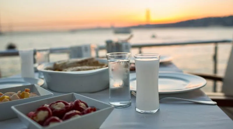 <p>Alkoll&uuml; i&ccedil;ecekler, t&uuml;t&uuml;n ve t&uuml;t&uuml;n &uuml;r&uuml;nleri harcamalarının y&uuml;zde 17,9&rsquo;u Ege b&ouml;lgesinde ger&ccedil;ekleşti. Bu oran, b&ouml;lgelerin toplam harcamalar i&ccedil;indeki payları arasında en y&uuml;ksek değer oldu.</p>