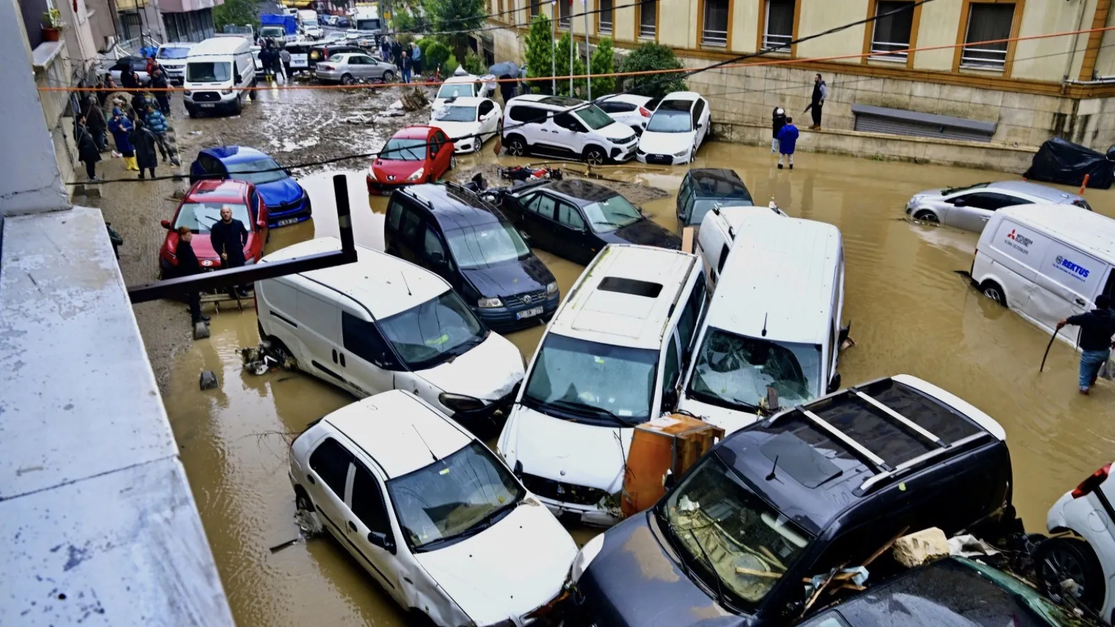 İstanbul ve Kocaeli'deki sel TBMM gündeminde; DEM Parti'den imar ve altyapı kararlarının araştırılması talebi!