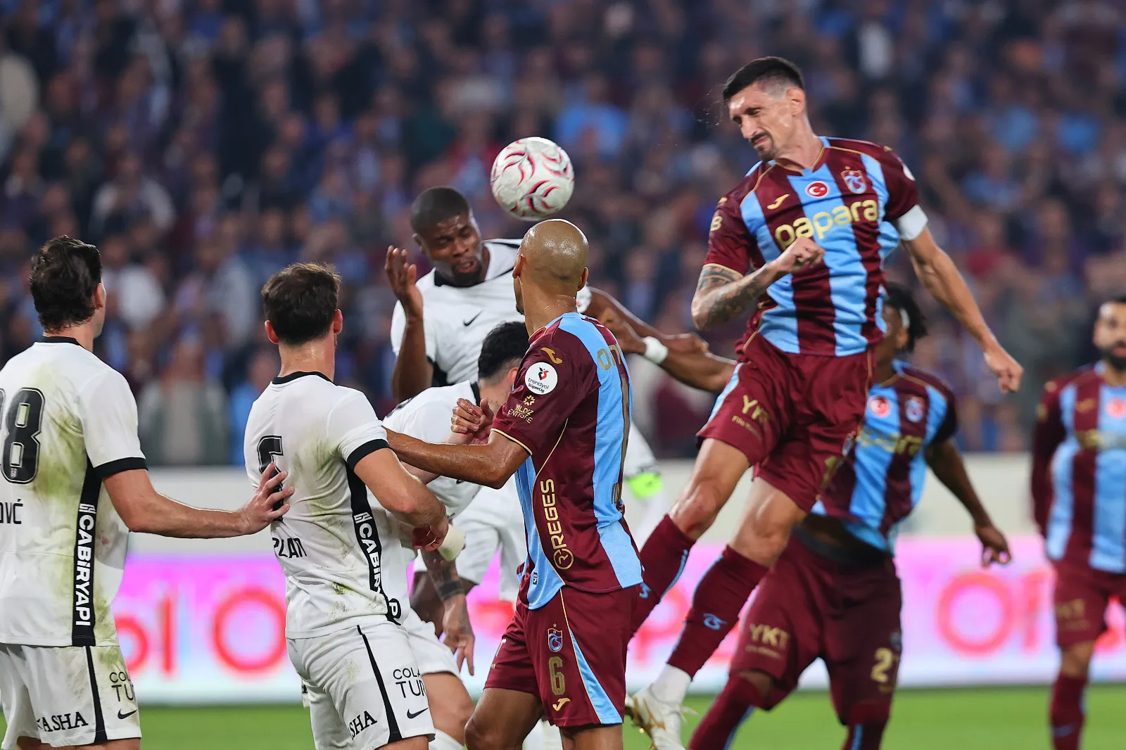 <p class="MsoNormal"><span style="mso-ansi-language: EN-GB;"><strong>Cem Dizdar</strong>: İkinci devre Trabzon iyice &lsquo;fırsat kollama&rsquo; moduna ge&ccedil;ip kendi alanına k&uuml;melenince o kalabalığın i&ccedil;inden şans yakalamak Beşiktaş i&ccedil;in gittik&ccedil;e sıkıntılı olmaya başladı. 70&rsquo;te Leandro Trossard denemesinin ardından tıpkı ilk devre Murillo&rsquo;nun direkten d&ouml;nen topunun d&ouml;n&uuml;ş&uuml; gibi Trabzon kolladığı fırsatı yakaladı ama bu kez Salah ile gol&uuml; buldu. Ardından artık Trabzon h&uuml;cumunda N&uuml;bel rakip oyuncularla karşı kalmaya başladı&hellip; &lsquo;Topla oynamak&rsquo;la &lsquo;topu oynatmak&rsquo; arasına sıkışmış g&ouml;r&uuml;nen Beşiktaş i&ccedil;in geri kalan sadece &lsquo;şut denemek&rsquo; ve &lsquo;orta yapmak&rsquo;tı.</span></p>
<p class="MsoNormal"><span style="mso-ansi-language: EN-GB;">İkisini de denediler ama hepsi o kadar! D&uuml;zeni iyi, ancak kopuşları fazlaydı Beşiktaş&rsquo;ın. Bu nedenle h&uuml;cumda sınırlı se&ccedil;eneğe mahkum g&ouml;r&uuml;nd&uuml;ler. Başta kalecisi Onana olmak &uuml;zere defansif olarak daha tutarlı g&ouml;r&uuml;nen Trabzon planlamış g&ouml;r&uuml;nd&uuml;ğ&uuml; oyunda istediğini almayı başardı. Yine de ilk devresinde &uuml;lke ortalamasının epey &uuml;zerinde bir ma&ccedil; izlediysek de ikincisi &uuml;lke vasatını yakalamakta gecikmedi!.. (Fanatik)</span></p>
<p class="MsoNormal"><span style="mso-ansi-language: EN-GB;">&nbsp;</span></p>
<p>&nbsp;</p>