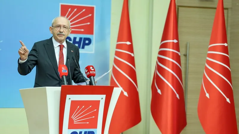 <p>Ankette CHP&rsquo;nin oy oranı y&uuml;zde 2,8 olarak &ouml;l&ccedil;&uuml;ld&uuml;. Kararsızlar dağıtıldıktan sonraki tabloda parti bu oranla sıralamada yer aldı.</p>