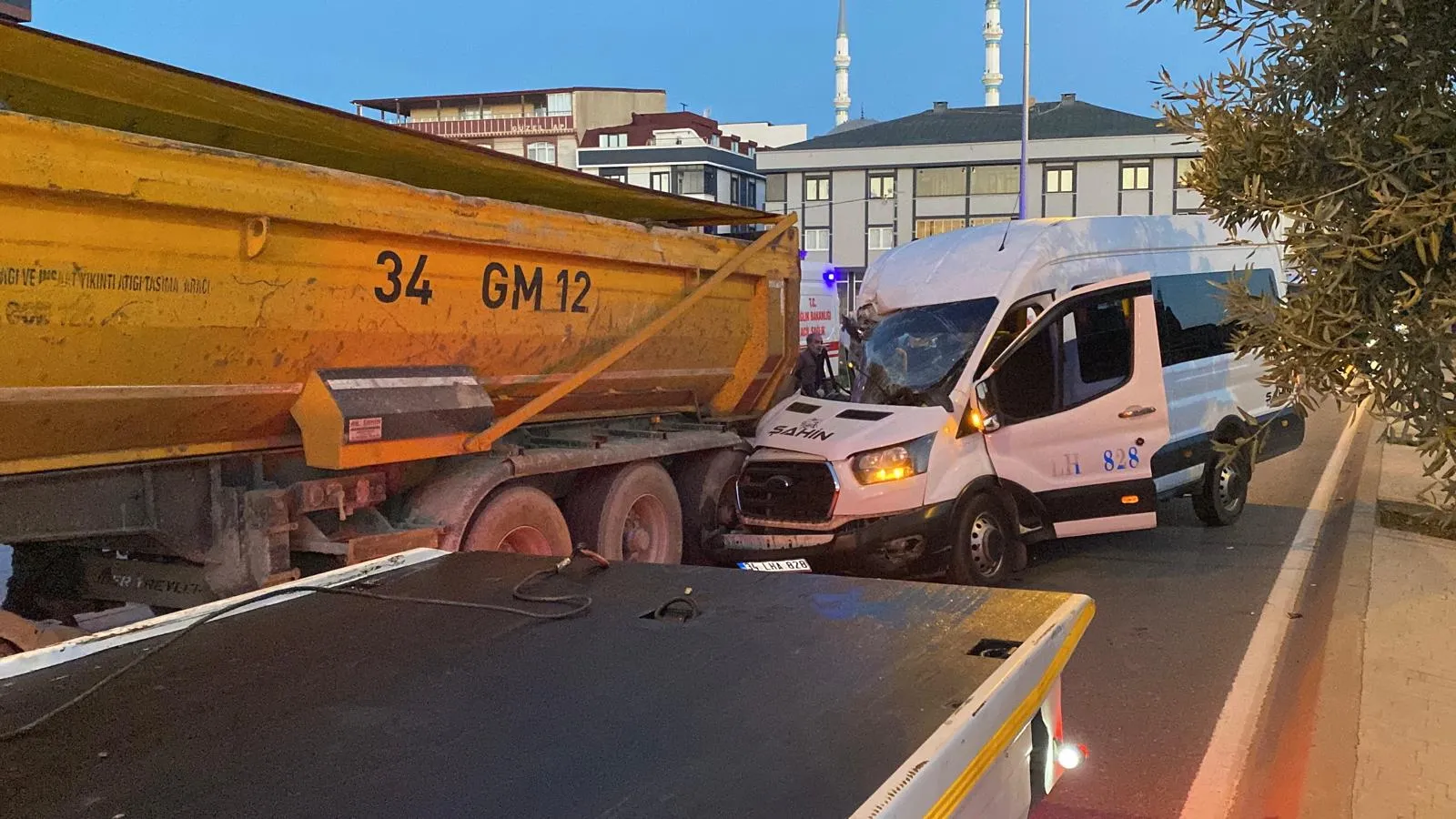 Arnavutköy'de işçi servisi hafriyat kamyonuna çarptı; 9 yaralı!