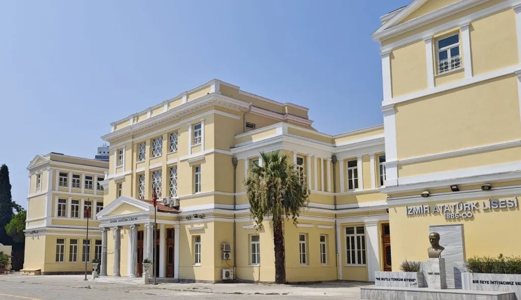 <p>9. İzmir Atat&uuml;rk Lisesi &ndash; 491,432</p>
<p>İzmir'in k&ouml;kl&uuml; liselerinden biri olan İzmir Atat&uuml;rk Lisesi, tarihi ge&ccedil;mişi ve yabancı dil programlarıyla &ouml;ne &ccedil;ıkıyor.&nbsp;</p>