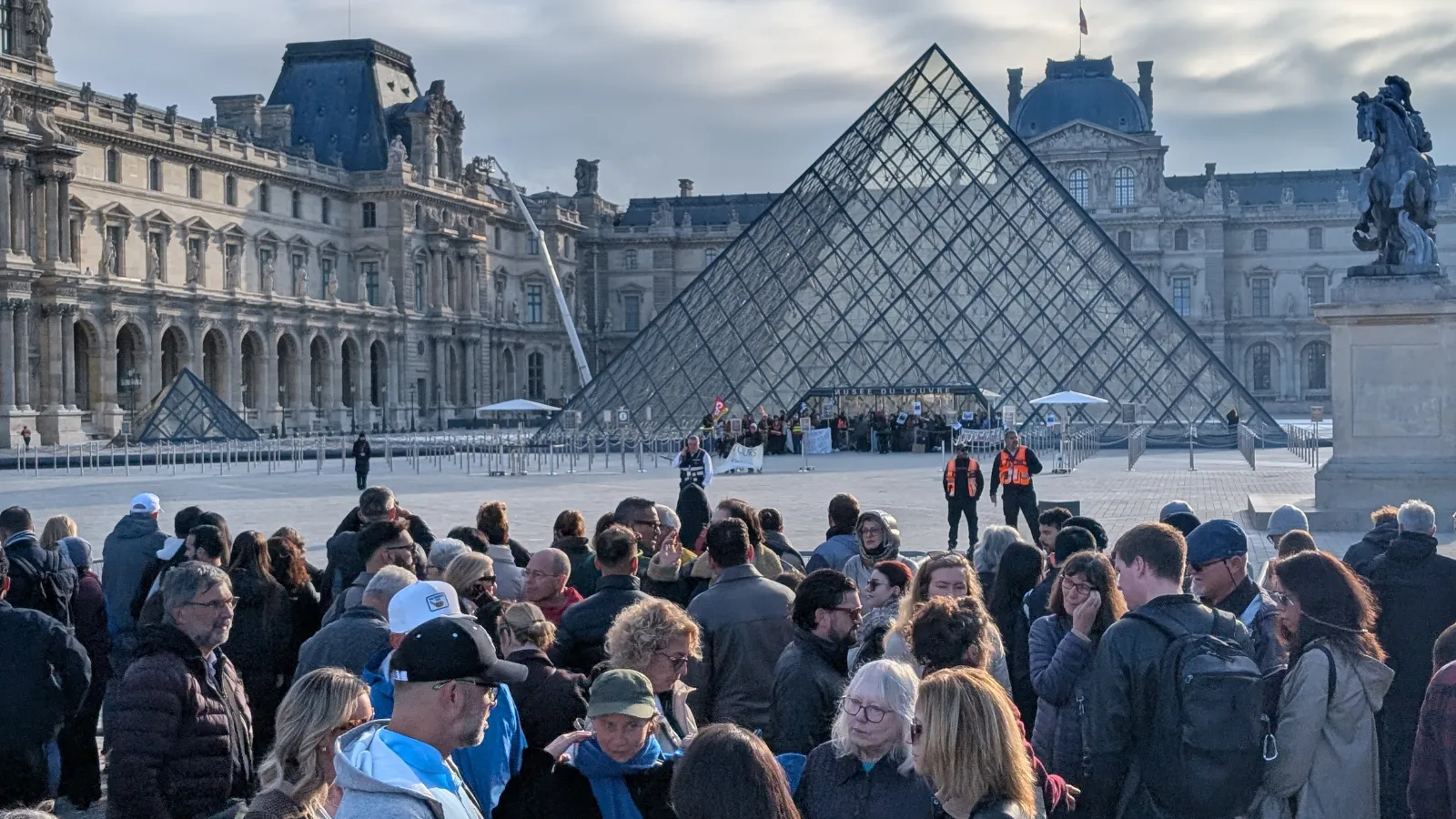 Fransa'da eylemler Louvre Müzesi'ne taşındı, dünyaca ünlü müze ziyarete kapatıldı