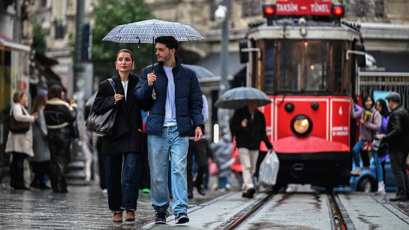 <p>Meteoroloji Genel M&uuml;d&uuml;rl&uuml;ğ&uuml;&rsquo;n&uuml;n son değerlendirmelerine g&ouml;re, T&uuml;rkiye genelinde par&ccedil;alı ve &ccedil;ok bulutlu hava etkili olacak. Batı ve Doğu Karadeniz ile Doğu Anadolu&rsquo;da, Şırnak dışında kalan b&ouml;lgelerde ve bir&ccedil;ok ilde aralıklı sağanak ve g&ouml;k g&uuml;r&uuml;lt&uuml;l&uuml; sağanak yağış g&ouml;r&uuml;lecek.&nbsp;</p>