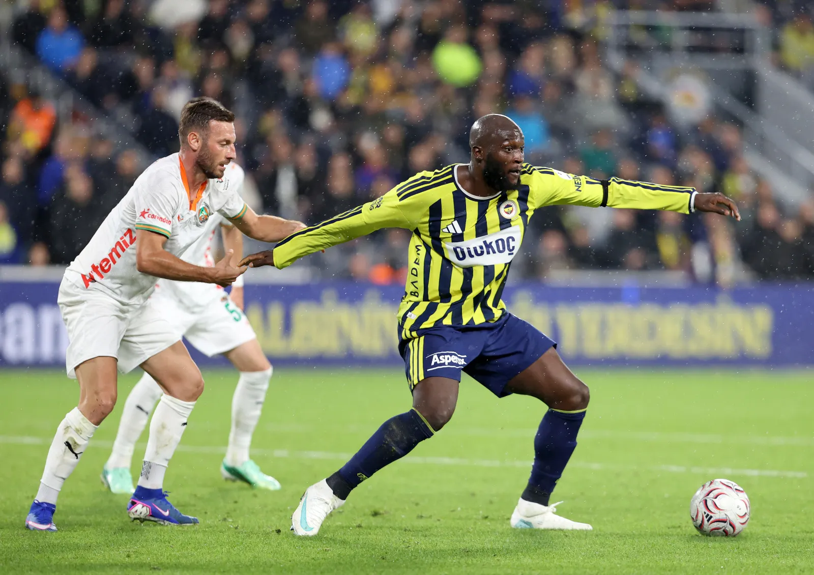 <p>&nbsp;</p>
<p class="MsoNormal"><span style="mso-ansi-language: EN-GB;"><strong>Mehmet Ayan:</strong> 3 gol&uuml; sayılmayan İrfan Can&rsquo;ın yerine 10 numara pozisyonuna Marco Asensio&rsquo;nun geleceği var sayılırsa, i&ccedil; sahadaki set oyunu daha da gelişecektir.</span></p>
<p class="MsoNormal"><span style="mso-ansi-language: EN-GB;">Alanyaspor ligin sert takımlarından biri. 3-4-2-1&rsquo;e alışkın bir savunma oyununu oturttular. Joa Pererria yıldızı az, &uuml;retimi kısıtlı antren&ouml;r takımı h&uuml;viyetindeki ekibi yol almış durumda. Zaman zaman etkili &ccedil;ıkışlarıyla, uzaktan şut denemeleriyle tehdit oluşturmaya &ccedil;alışsalar da başarılı olamadılar.</span></p>
<p class="MsoNormal"><span style="mso-ansi-language: EN-GB;">Neticede ma&ccedil;ı Kerem&rsquo;in ekmeğini taştan &ccedil;ıkarırcasına bulduğu gol ile ma&ccedil;ı koparan Fenerbah&ccedil;e, salı g&uuml;nk&uuml; Slavia sınavı &ouml;ncesi rahat nefes aldı. Oğuz/Kerem, Greenwood/İrfancan, İrfancan/Asensio, Vedat/ Lukaku alternatifleri &ouml;ndeki zenginliği artırıyor. Merkezde de Kante, Guendouzi, İsmail sertliği Kartal&rsquo;ın elini g&uuml;&ccedil;lendiriyor. Salı g&uuml;n&uuml; Avrupa yolculuğu i&ccedil;in kritik. Olası puan kaybı ilk 24&rsquo;&uuml; zora sokacağı i&ccedil;in odak yine/yeniden lige &ccedil;evrilecektir. (H&uuml;rriyet)</span></p>
<p>&nbsp;</p>
<p>&nbsp;</p>
